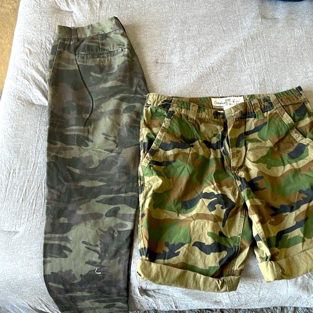 2 CAMOUFLAGE Cargo shorts.Brands: Banana Republic and Smoke Rise.Sizes: 32 + 34.